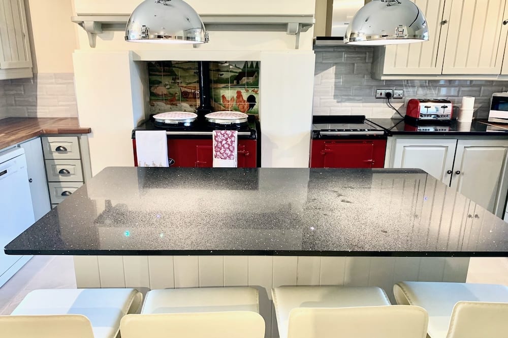 Stunning Estate sleeps 22 private parking & garden