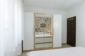 1 bedroom, WiFi, bed sheets - Modern traditional apartment w patio, near beach (Kastel Luksic)