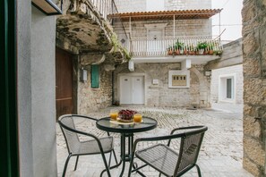 Outdoor dining - Modern traditional apartment w patio, near beach (Kastel Luksic)