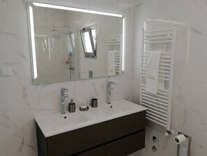 Shower, hair dryer, towels - 2 Bed Flat - Sleeps 6 - Pool - Parking - Wifi (Nazaré)