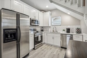 Fridge, microwave, oven, stovetop - Stylish Retreat 3 mi to Downtown/Med Ctr w/ Wi-Fi (Houston)