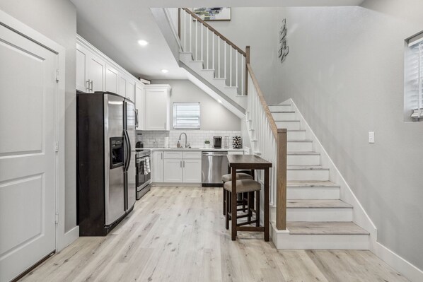 Fridge, microwave, oven, stovetop - Stylish Retreat 3 mi to Downtown/Med Ctr w/ Wi-Fi (Houston)