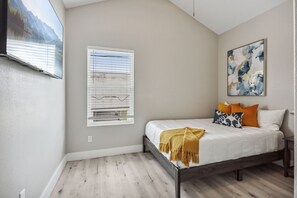 3 bedrooms, desk, iron/ironing board, free WiFi - Stylish Retreat 3 mi to Downtown/Med Ctr w/ Wi-Fi (Houston)