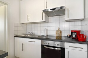 Jääkaappi, mikroaaltouuni, uuni, liesi