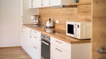 KĂŒhlschrank, Mikrowelle, Ofen, Herdplatte