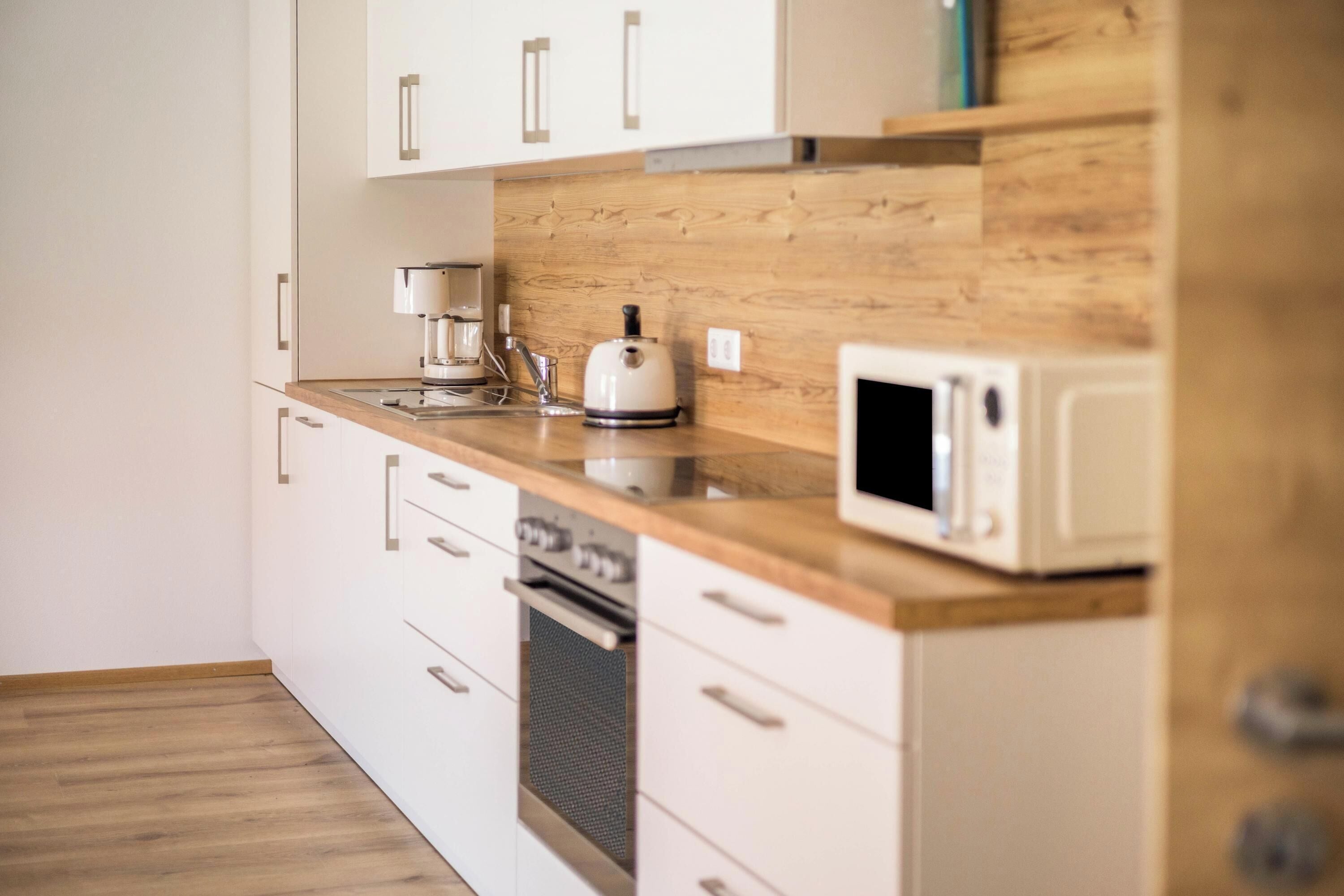 Frigorífico, microondas, horno y placa de cocina