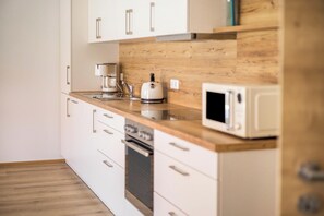 Réfrigérateur, micro-ondes, four, plaque de cuisson