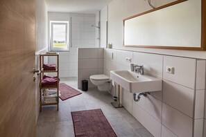 Een douche, een haardroger, handdoeken