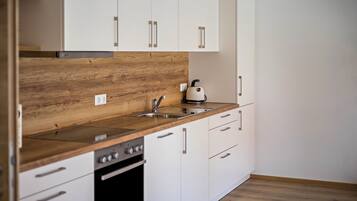 KĂŒhlschrank, Mikrowelle, Ofen, Herdplatte