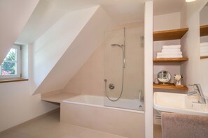 Dusche, Haartrockner, Handtücher