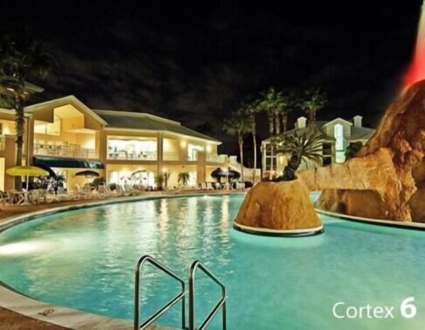 Alberca al aire libre y alberca climatizada