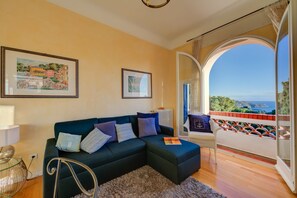 TV, livros, aparelho de som