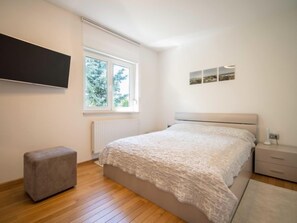 1 quarto, escrivaninha, acesso de cortesia à internet