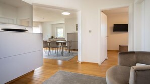Un appartement moderne comprenant une cuisine, un coin repas et un salon.