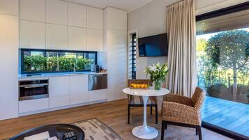 Fridge, microwave, stovetop, dishwasher