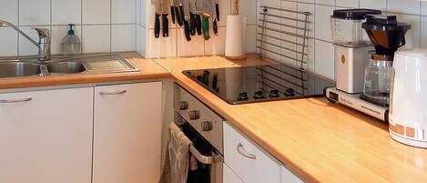 Fridge, microwave, dishwasher, cookware/dishes/utensils