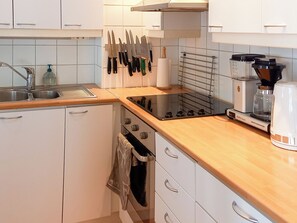 Refrigerador, microondas, lavavajillas y utensilios de cocina 