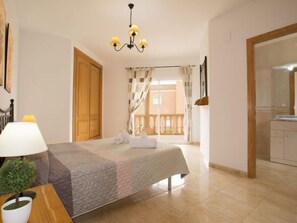 5 Schlafzimmer, Bügeleisen/Bügelbrett, WLAN