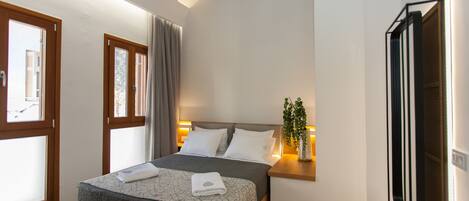 1 bedroom, desk, iron/ironing board, WiFi