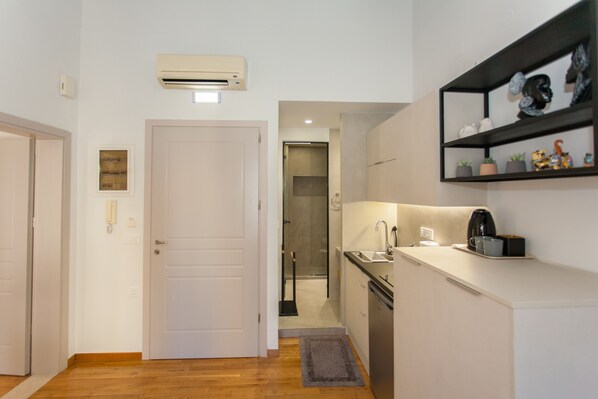 Fridge, microwave, oven, coffee/tea maker