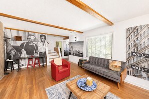 Smart-TV, Kamin, Bücher, Musikbibliothek