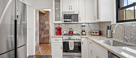 Refrigerador, microondas, horno, placa de cocina