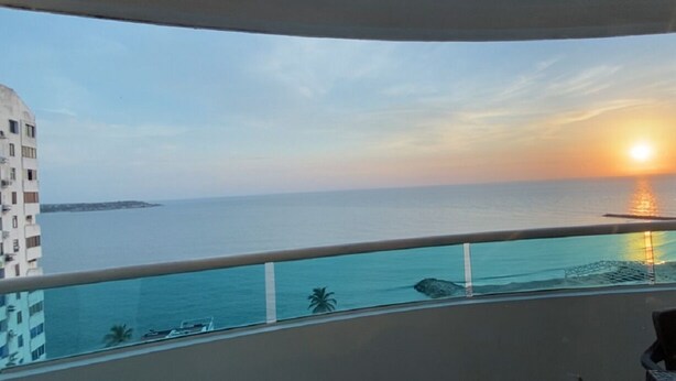 A balcony with a view of the sea and sunset. - Gorgeous views, 2 rooms, AC, Pool, beach, hot showers! (Cartagena)