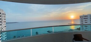 A balcony with a view of the sea and sunset. - Beautiful Ocean Views, 2 rooms, AC, Pool, beach, hot showers! 11 Floor! (Cartagena)