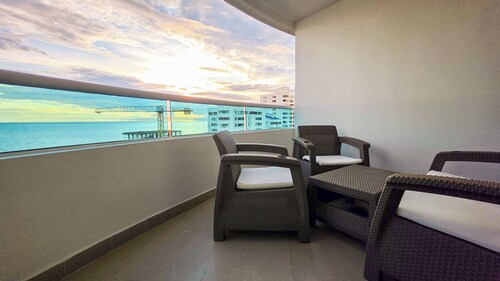 Gorgeous views, 2 rooms, AC, Pool, beach, hot showers!