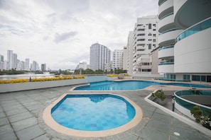 Una piscina al aire libre