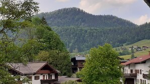 Un paisaje montañoso con un pueblo.