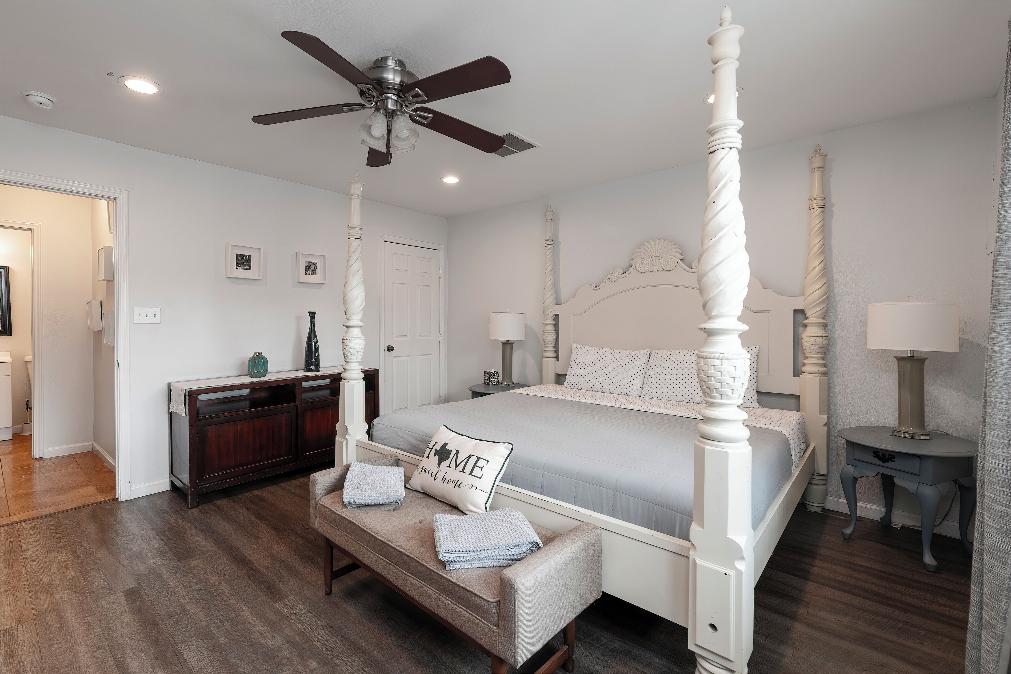 4 bedrooms, desk, iron/ironing board, free WiFi