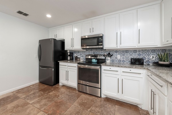 Refrigerador, microondas, horno y parrilla de estufa