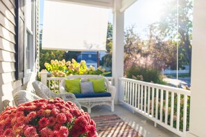 Terrace/patio - LAKE ESCAPE cottage located 5 blocks to Lake Michigan with Blue Stairs beach access (South Haven)