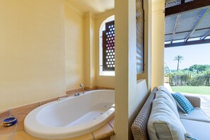 Interior - Lovely and comfortable apartment in Altea, on the Costa Blanca, Spain with communal pool for 4 persons (Altea)