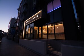 Majoituspaikan julkisivu illalla/yöllä