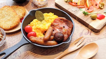 Daily buffet breakfast (JPY 1650 per person)