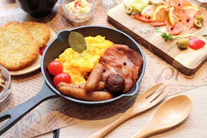 Daily buffet breakfast (JPY 1650 per person) - Hiyori Hotel Flex Osaka Dotonbori (Osaka)
