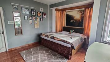 2 bedrooms, desk, iron/ironing board, free WiFi