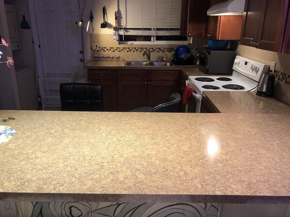 冷蔵庫、電子レンジ、オーブン、コンロ