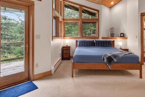 4 bedrooms, WiFi - *NEW LISTING* Beautiful Lake Front Home w/ Hot Tub. Close to Downtown Florence and Dunes (Florence)