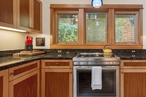 Fridge, microwave, dishwasher, coffee/tea maker - *NEW LISTING* Beautiful Lake Front Home w/ Hot Tub. Close to Downtown Florence and Dunes (Florence)