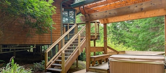 *NEW LISTING* Beautiful Lake Front Home w/ Hot Tub. Close to Downtown Florence and Dunes