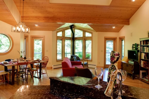 *NEW LISTING* Beautiful Lake Front Home w/ Hot Tub. Close to Downtown Florence and Dunes