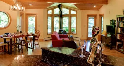 *NEW LISTING* Beautiful Lake Front Home w/ Hot Tub. Close to Downtown Florence and Dunes