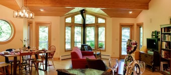 *NEW LISTING* Beautiful Lake Front Home w/ Hot Tub. Close to Downtown Florence and Dunes