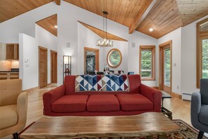 TV - *NEW LISTING* Beautiful Lake Front Home w/ Hot Tub. Close to Downtown Florence and Dunes (Florence)