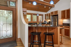 Fridge, microwave, dishwasher, coffee/tea maker - *NEW LISTING* Beautiful Lake Front Home w/ Hot Tub. Close to Downtown Florence and Dunes (Florence)