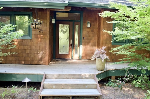 *NEW LISTING* Beautiful Lake Front Home w/ Hot Tub. Close to Downtown Florence and Dunes