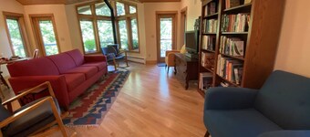 *NEW LISTING* Beautiful Lake Front Home w/ Hot Tub. Close to Downtown Florence and Dunes